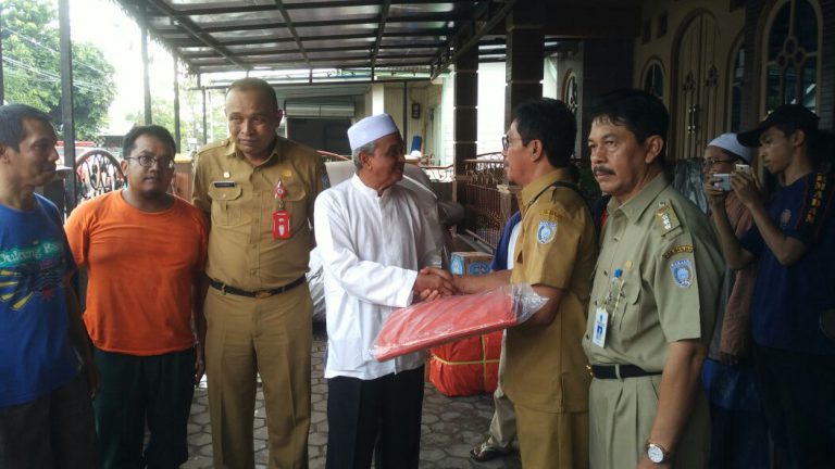 Penyerahan Bantuan Korban Angin Puting Beliung di Kelurahan Pasayangan
