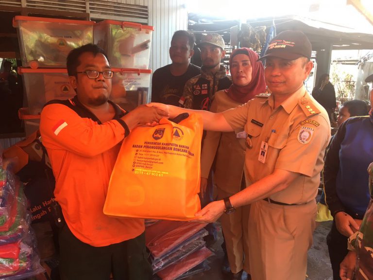 Penyerahan Bantuan Korban Kebakaran di Kecamatan Gambut