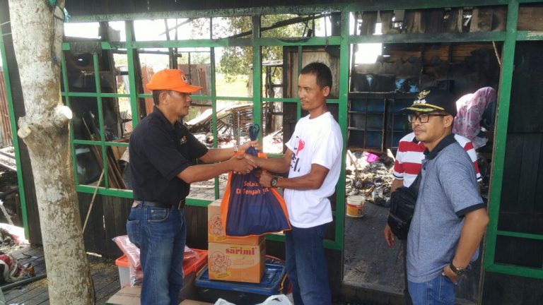 Penyerahan Bantuan Korban Kebakaran di Desa Keliling Benteng Ilir