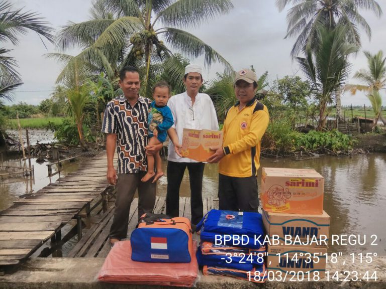 Penyerahan Bantuan Korban Puting Beliung Desa Thaibah Raya Kecamatan Tatah Makmur