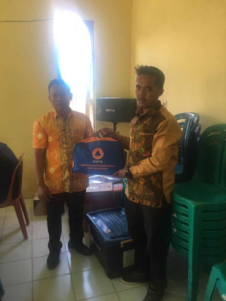 Penyerahan Bantuan Korban Kebakaran di Desa Simpang Warga Dalam