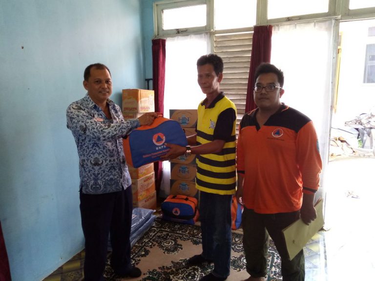 Penyerahan Bantuan Korban Puting Beliung Di Desa Sungai Musang