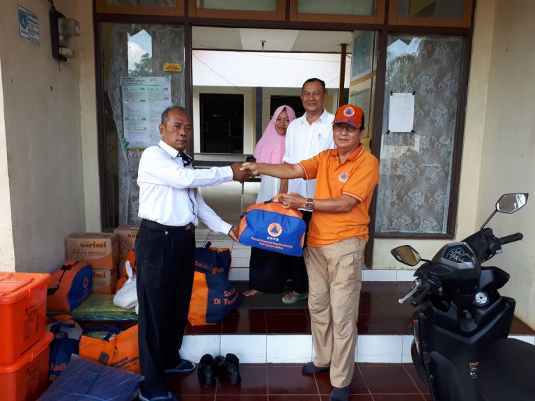Penyerahan Bantuan Korban Kebakaran  di Desa Batu Tamam