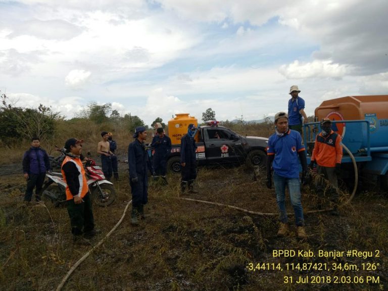 Pemadaman Kebakaran Lahan di Desa Indrasari