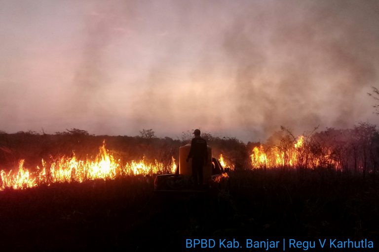 Padamkan Lahan Hingga Malam Hari