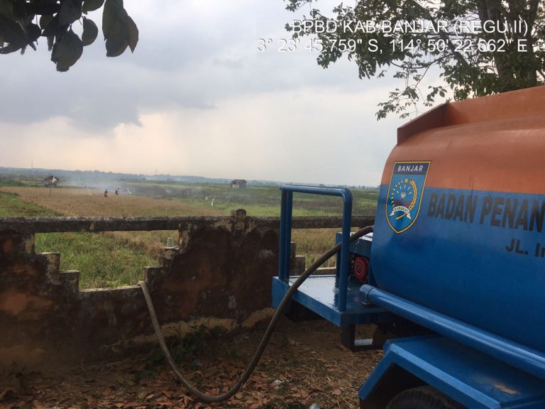 Pemadaman Kebakaran Lahan di Desa Pekauman