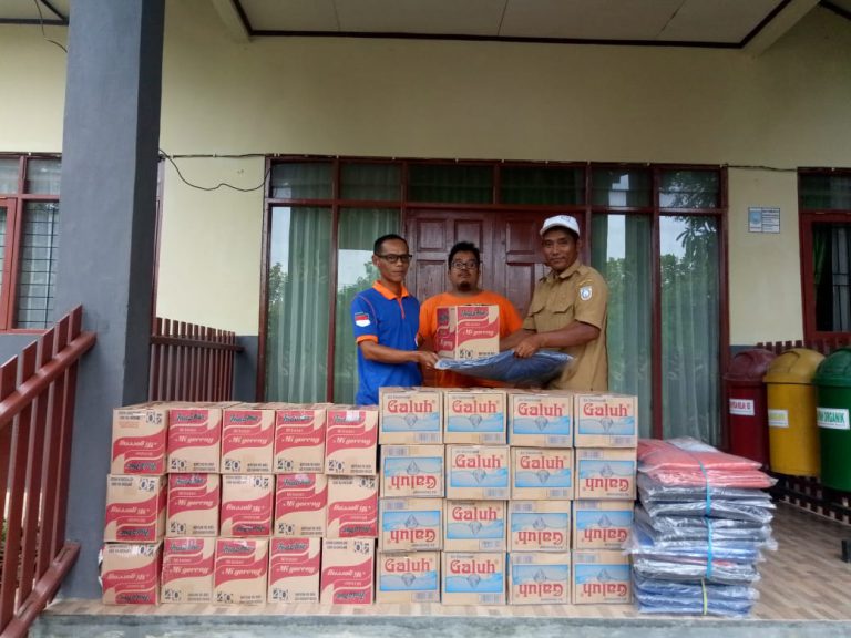 Penyerahan Bantuan Korban Bencana Puting Beliung di Desa Baru Kecamatan Mataraman
