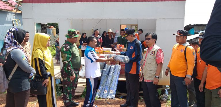 Penyerahan bantuan logistik untuk korban Angin Puting Beliung di Desa Guntung Papuyu dan Desa Guntung Ujung Kec. Gambut