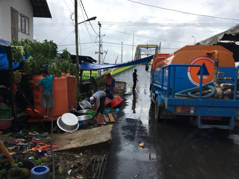 Pendistribusian Air Bersih Dalam Rangka Haul KH. A. Sya’rani Arif Ke-50