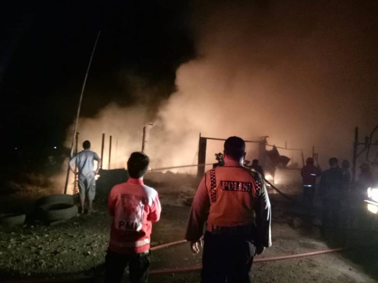 Penyerahan Bantuan Kepada Korban Kebakaran Pemukiman Desa Bawahan Selan