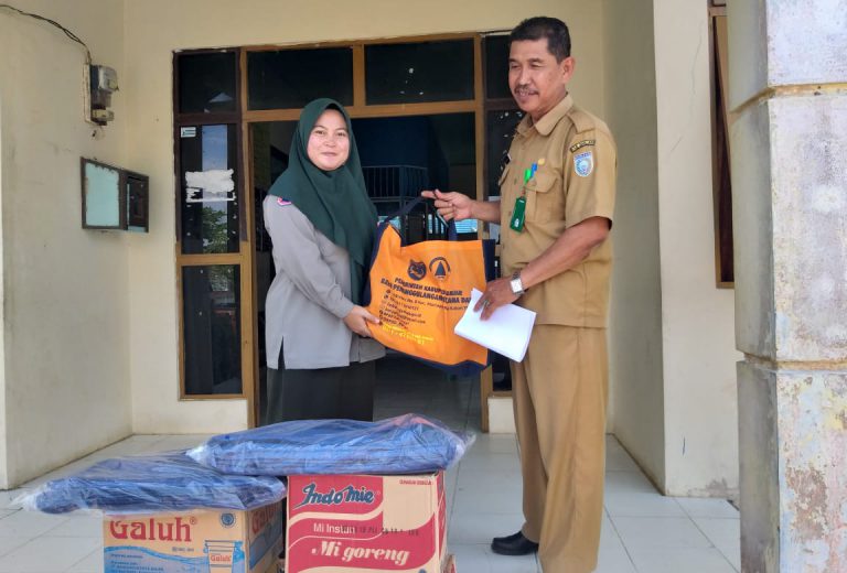 Penyerahan bantuan untuk korban Angin Puting Beliung Desa Simpang Warga Kec.Aluh-Aluh