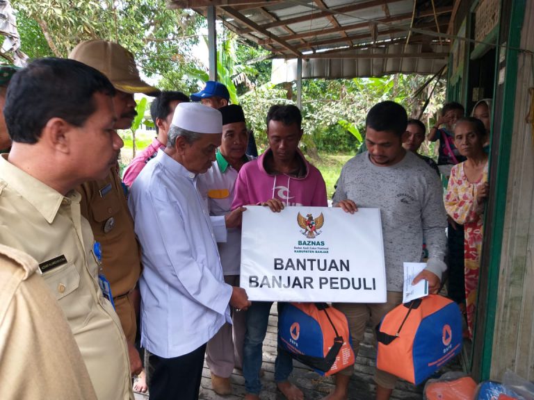 Penyerahan Bantuan Korban Kebakaran oleh Bupati Banjar di desa Sungai Kitano Martapura Timur