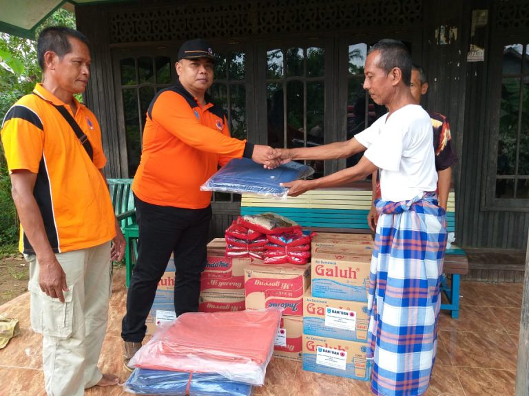 Pemberian Bantuan Korban Musibah Angin Puting Beliung di Kecamatan Karang intan