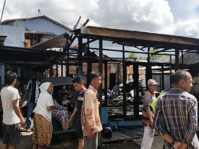 Penyerahan Bantuan Logistik Bagi Korban Bencana Kebakaran di Jalan Tanjung Rema darat Gang Pelita Kec. Martapura