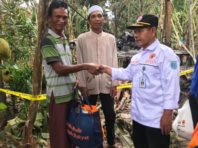 Penyerahan Bantuan Logistik Bagi Korban Bencana Kebakaran di Desa Tambak Anyar Ulu