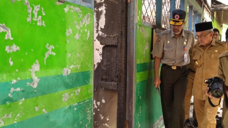 Bupati Banjar Melakukan Peninjauan Kebakaran di SDN Simpang empat 2