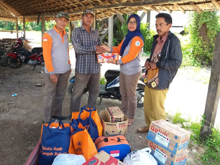 Penyerahan Bantuan Logistik bagi Korban Kebakaran Pemukiman di Desa Lok Buntar Kec.Sungai Tabuk