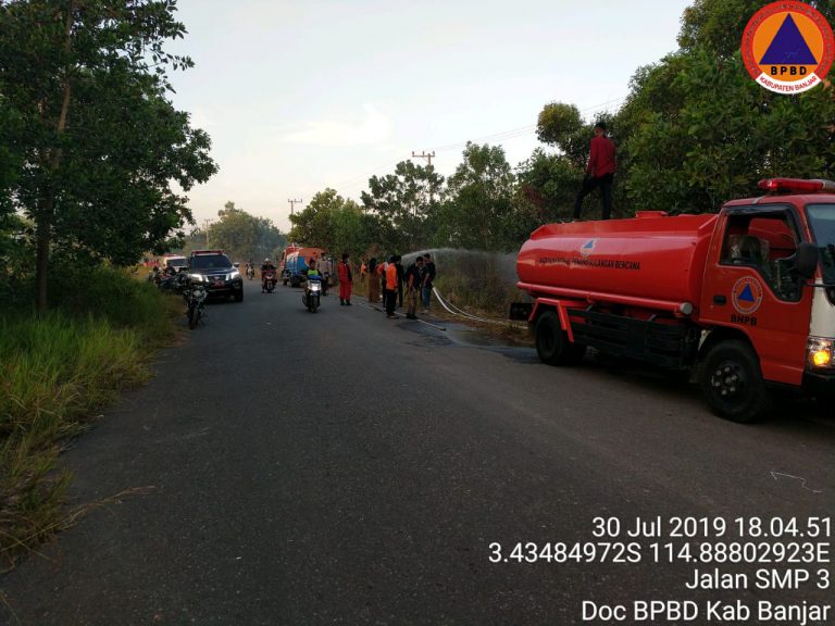 Pemadaman Kebakaran Lahan di Desa Indrasari Martapura