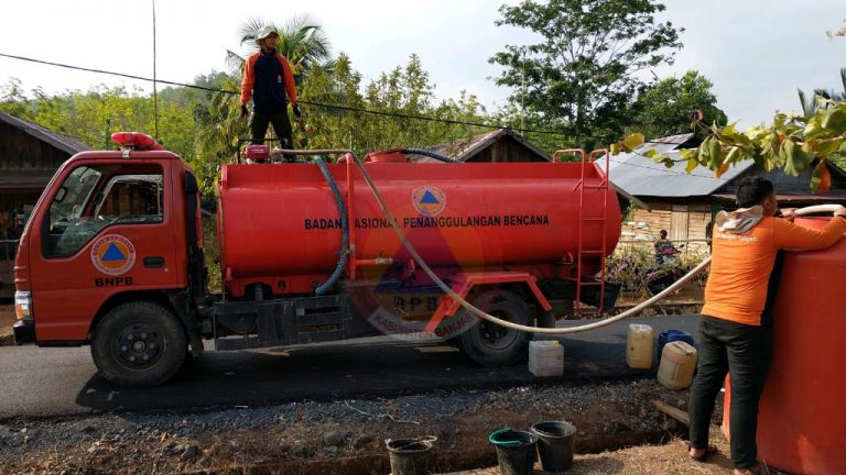 Air Sungai Kecamatan Karang Intan Tercemar, BPBD Kab. Banjar Salurkan Bantuan Air bersih