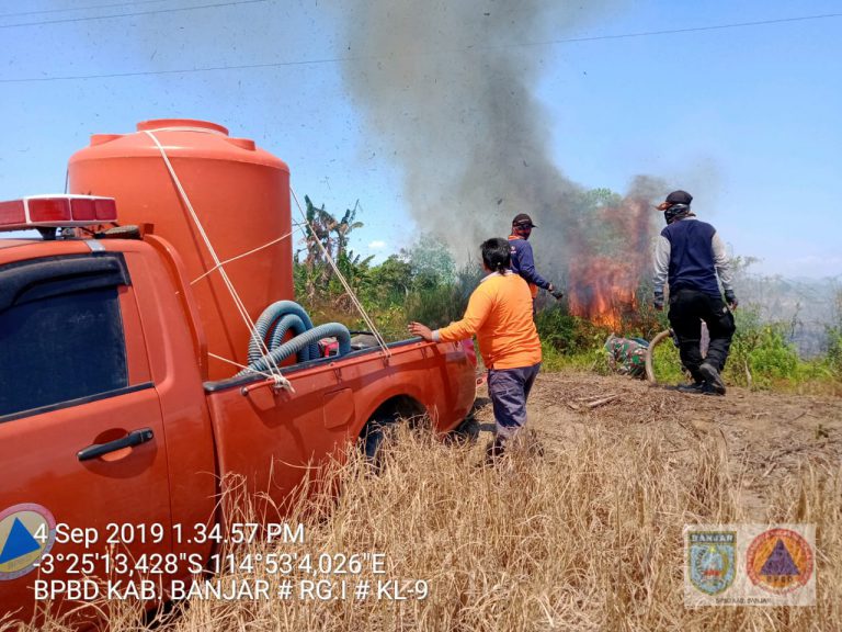 Pemadaman Lahan di Desa Labuhan Tabu Martapura