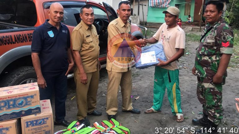 Penyerahan Bantuan Korban Musibah Angin Puting Beliung di Desa Makmur Kec. Gambut