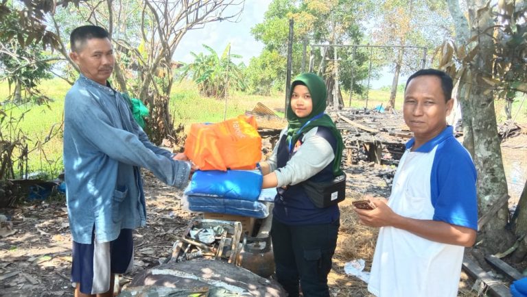 Penyerahan Bantuan Korban Musibah Angin Puting Beliung di Desa Tajau Landung Kecamatan Sungai Tabuk