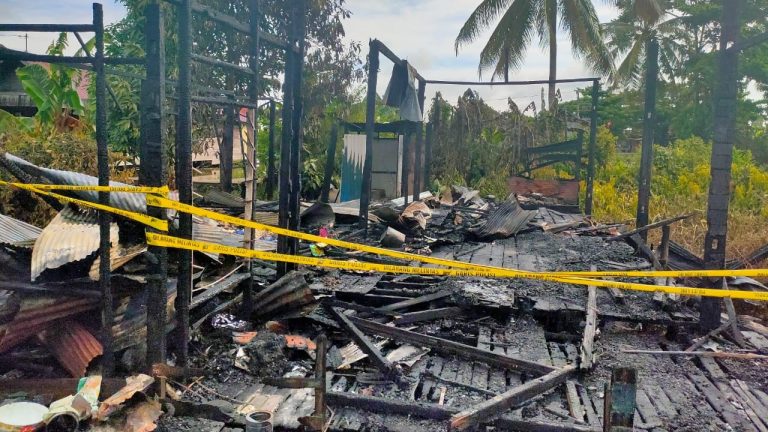 Penyerahan Bantuan Logistik Kepada Korban Kebakaran Pemukiman di Desa Melayu Tengah Kec. Martapura Timur