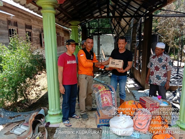 Penyerahan Bantuan Logistik Kepada Korban Kebakaran Pemukiman di Kecamatan Cintapuri