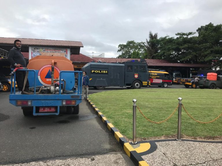 Penyemprotan Cairan Desinfektan Gabungan Bersama Polres Banjar, Kodim 1006 dan UPT Damkar