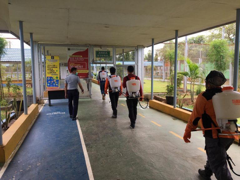 Penyemprotan Cairan Desinfektan Di Lapas Khusus Narkoba (LPKN) Kelas IIA di Desa Padang Panjang Kecamatan Karang Intan