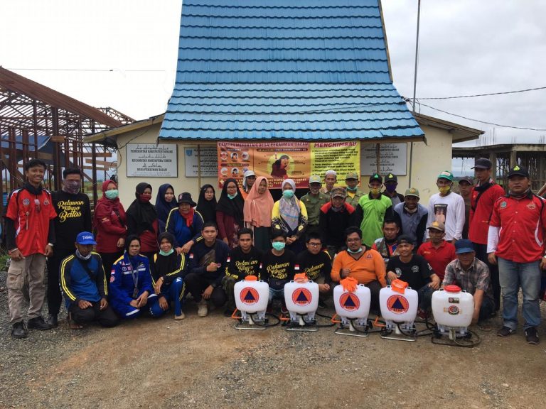 Penyemprotan Cairan Desinfektan Di Desa Pekauman Dalam Kecamatan Martapura Timur