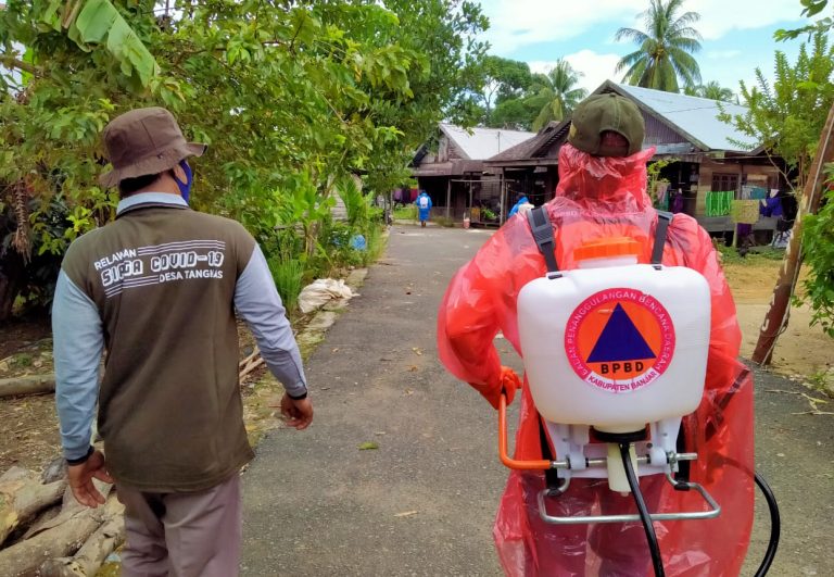 Penyemprotan Cairan Desinfektan Bersama Destana Tangkas