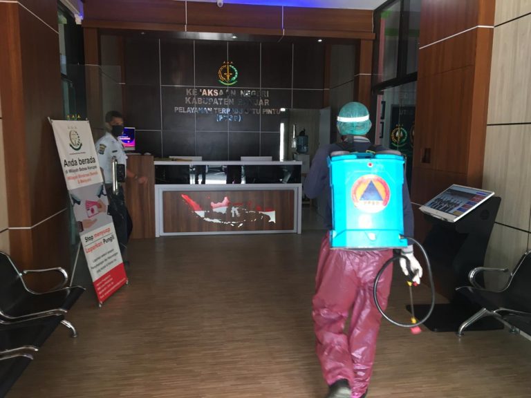 Penyemprotan Cairan Disinfektan di Kantor Kejaksaan Negeri Kab. Banjar