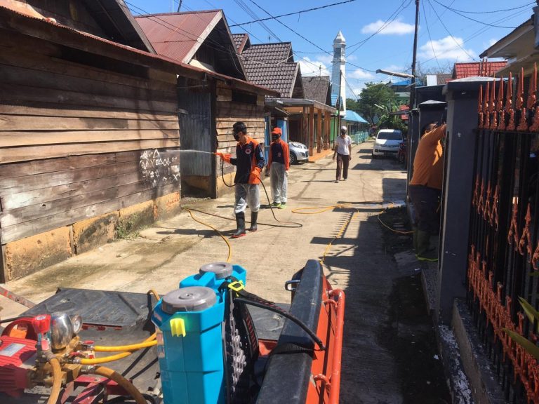 Penyemprotan Cairan Disinfektan Di Jalan Batuah Kecamatan Martapura