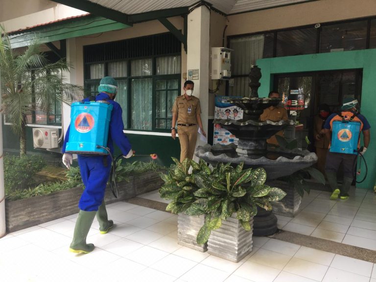 Penyemprotan Cairan Disinfektan di Kantor Inspektorat Kab. Banjar