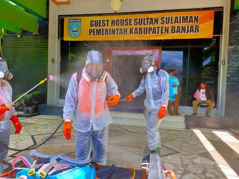 Penyemprotan Cairan Disinfektan di Guest House Sultan Sulaiman Martapura