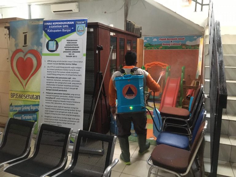 Penyemprotan Cairan Disinfektan di Dinas Kependudukan dan Pencatatan Sipil