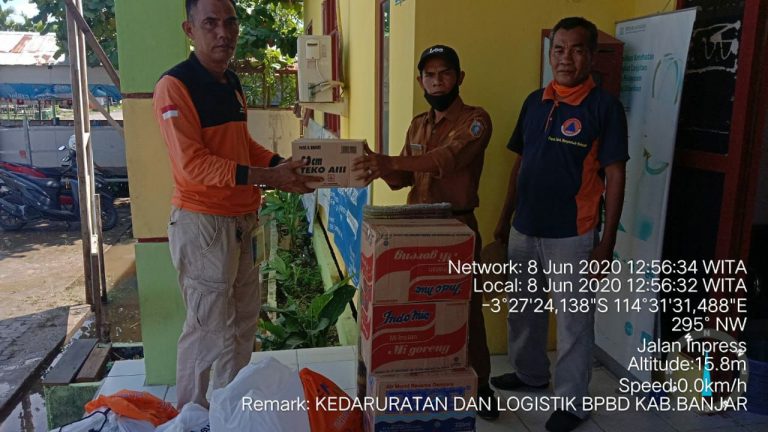 Penyerahan Bantuan Logistik bagi Korban Kebakaran di Kecamatan Aluh-Aluh