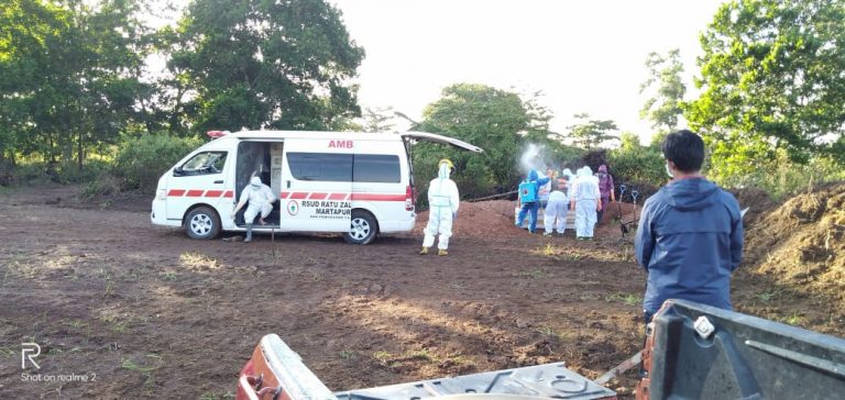 Prosesi Pemakaman Jenazah sesuai Standar Protokol Kesehatan Covid-19 di Desa Tungkaran Martapura