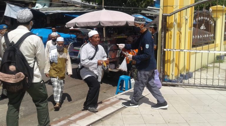 Pembagian Masker untuk Jamaah Shalat Jumat Masjid Al Karomah Martapura
