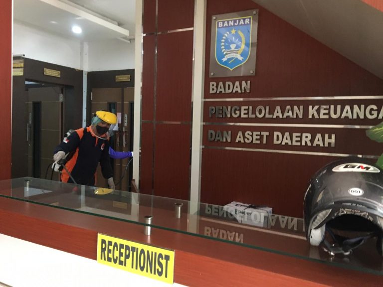 Penyemprotan Cairan Disinfektan pada Kantor BPKAD Kabupaten Banjar
