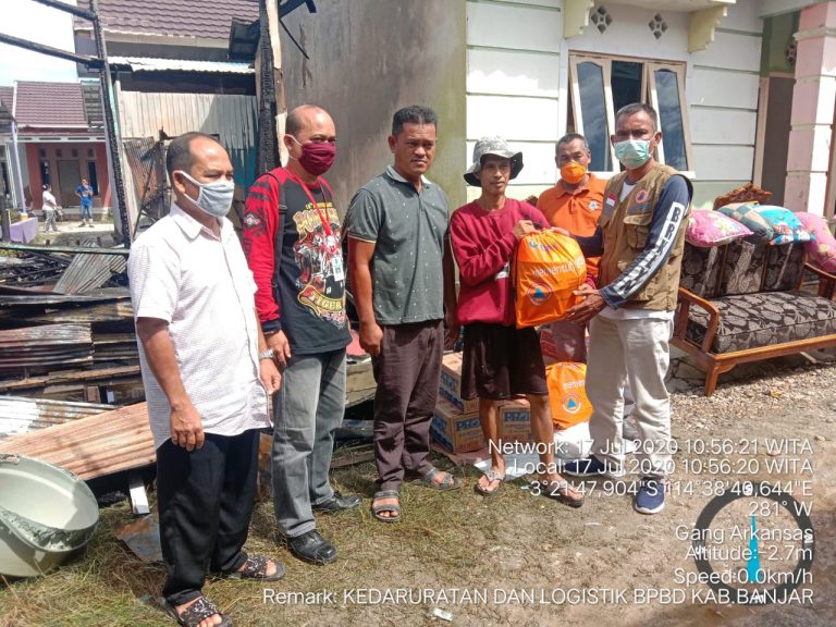 Penyerahan Bantuan Logistik bagi Korban Kebakaran di Kecamatan Kertak Hanyar