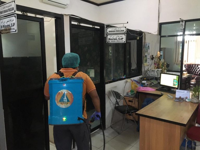 Penyemprotan Cairan Disinfektan di Dinas Perumahan dan Permukiman Kabupaten Banjar