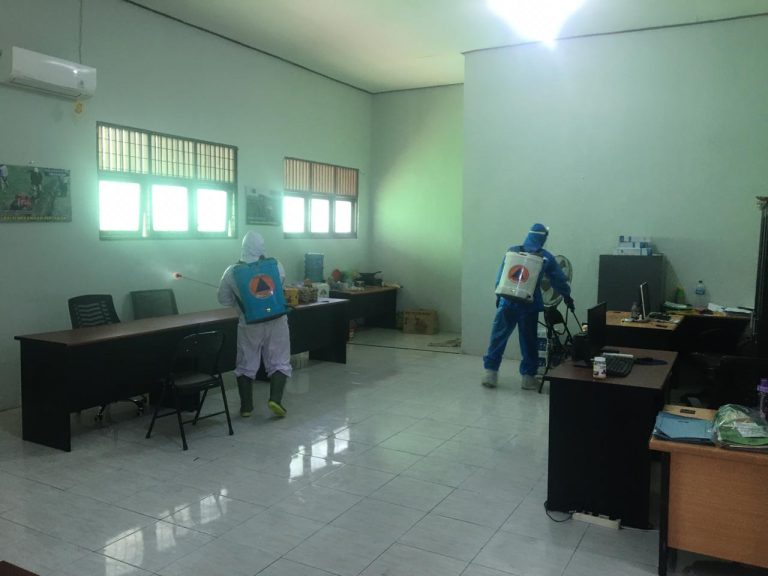 Penyemprotan Cairan Disinfektan di Dinas Tanaman Pangan dan Hotikultura Kabupaten Banjar