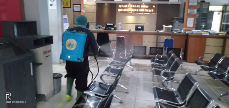 Penyemprotan Cairan Disinfektan di Dinas Kependudukan dan Pencatatan Sipil Kabupaten Banjar