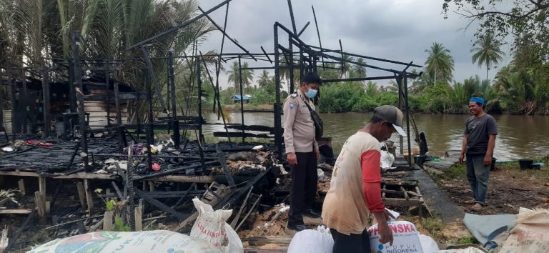 Penyerahan Bantuan Logistik bagi Korban Kebakaran di Desa Pondok Kecamatan Aluh Aluh