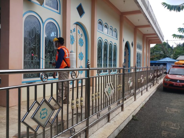 Penyemprotan Cairan Disinfektan Di Desa Sungai Alang Dan Desa Sungai Landas Kecamatan Karang Intan