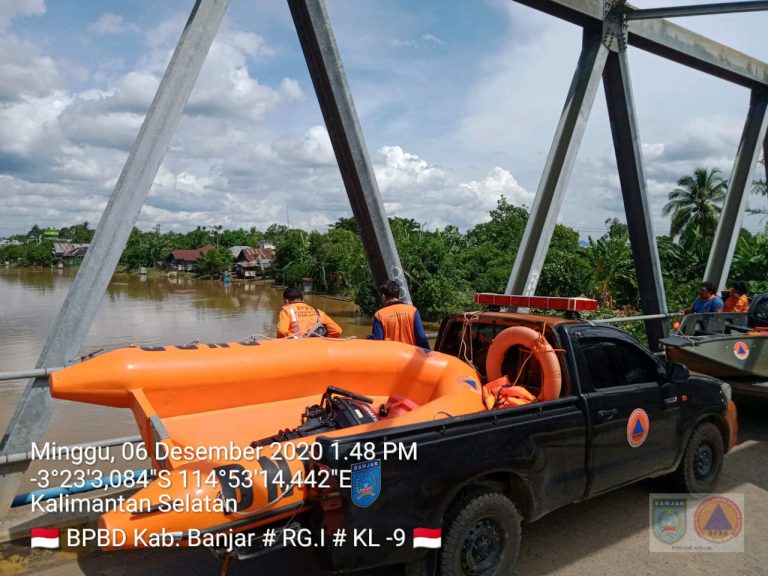 Giat Monitoring Debit Air oleh Personil BPBD