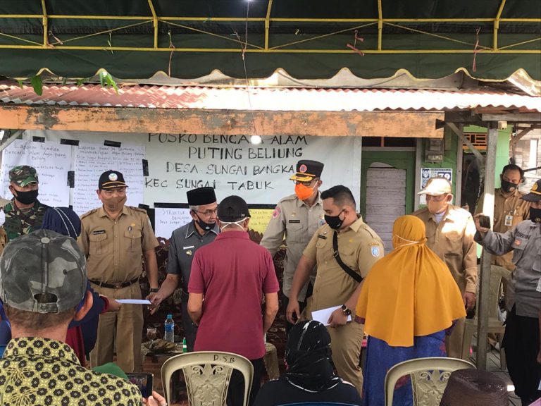 Penyerahan bantuan BAZNAS kepada korban angin puting beliung Desa Sungai Bangkal Kecamatan Sungai Tabuk