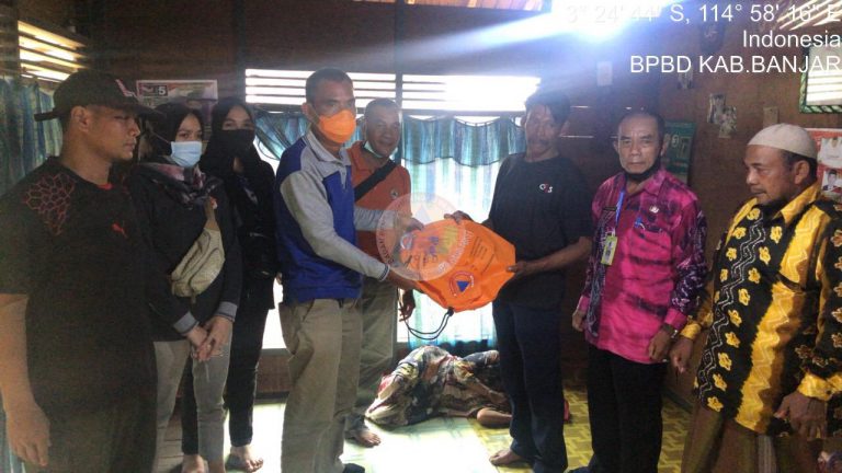 Penyerahan Bantuan Logistik bagi Korban Kebakaran di desa Biih Kecamatan Karang Intan